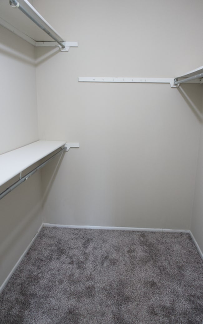 Building Photo - Wheeling, Lexington Commons 2BR/2BA 1 Garage & 2 Pools!