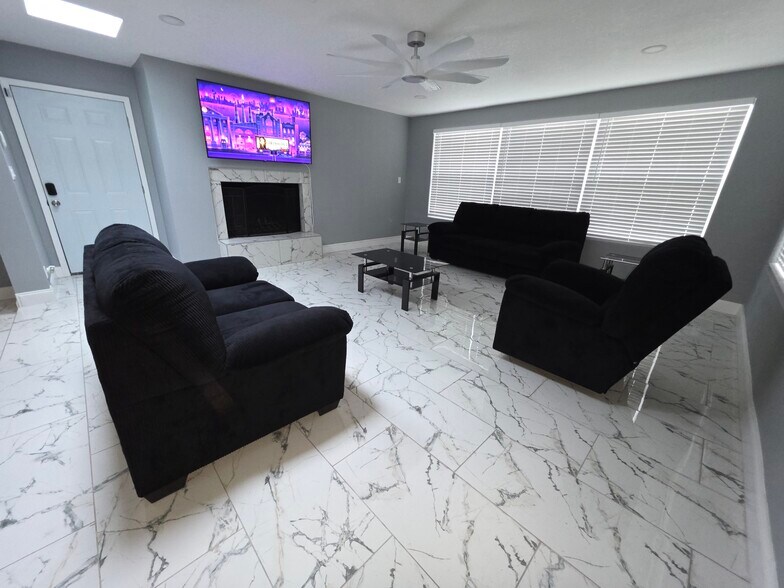 Living room - 1116 Madrid Ave