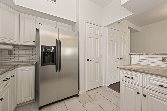 Building Photo - 180 April Point Dr S