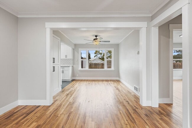 Building Photo - 345 W 17th St