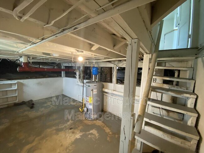 Building Photo - 119 Gibson St