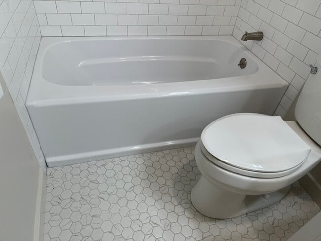 Building Photo - EPIC REA: 2 BR/1 BA Townhome w/ 1 Parking in Great Corte Madera