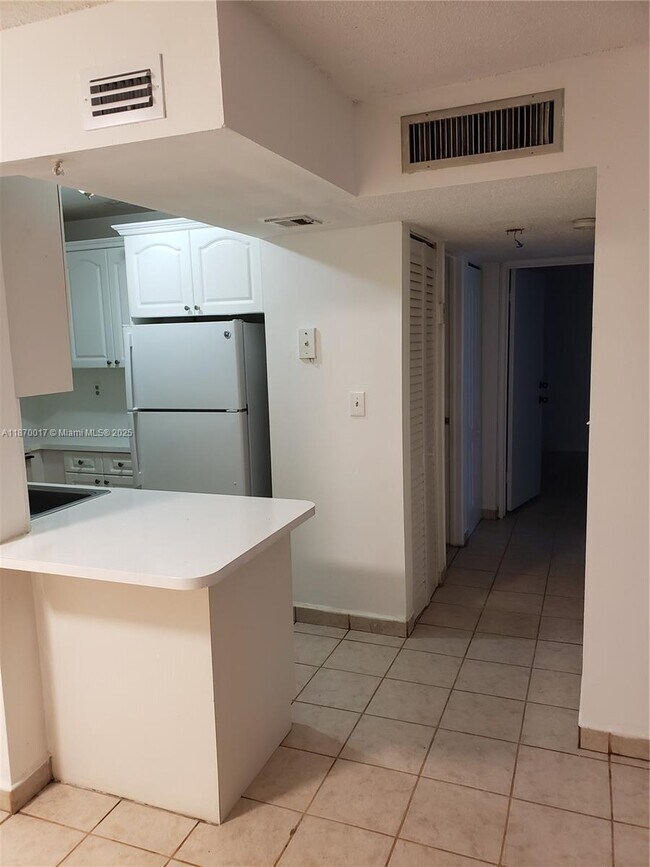 Building Photo - 9682 Fontainebleau Blvd