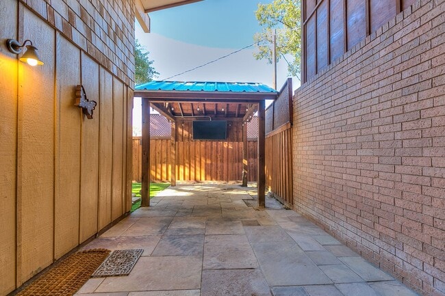 Building Photo - COMING APRIL 2026!!! Stunning Country Club Townhome!!