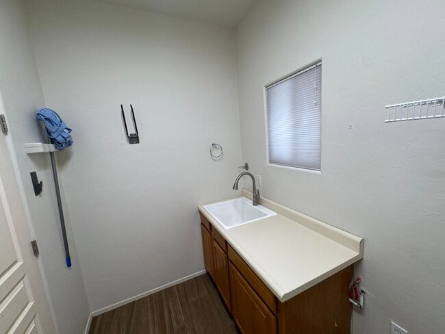Building Photo - 9731 E Kleindale Rd