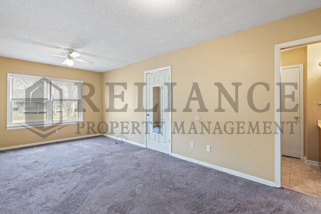 Building Photo - 1913 N Hood St