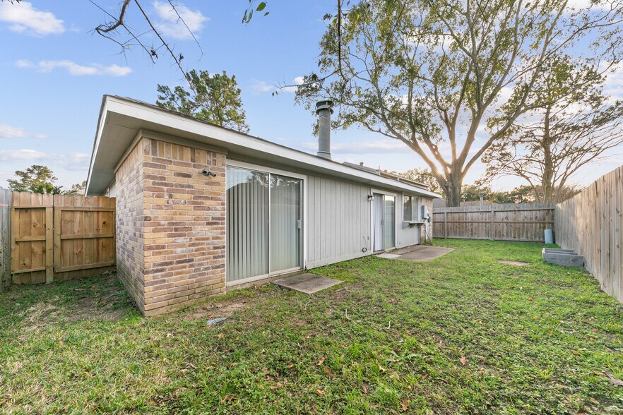 Building Photo - 10530 Rippling Fields Dr