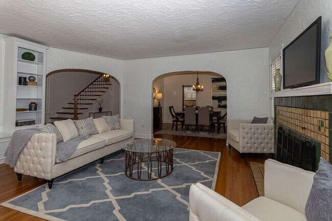 Building Photo - Spacious 4-Bedroom 1930's Mediterranean Home in College Park