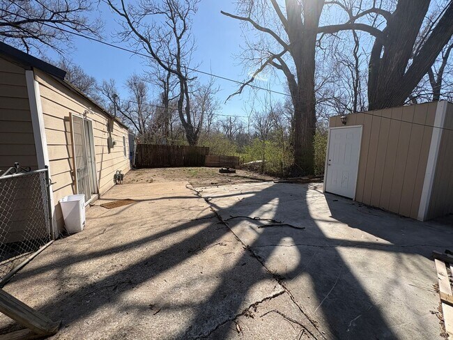 Building Photo - 2 bed 1 bath house!