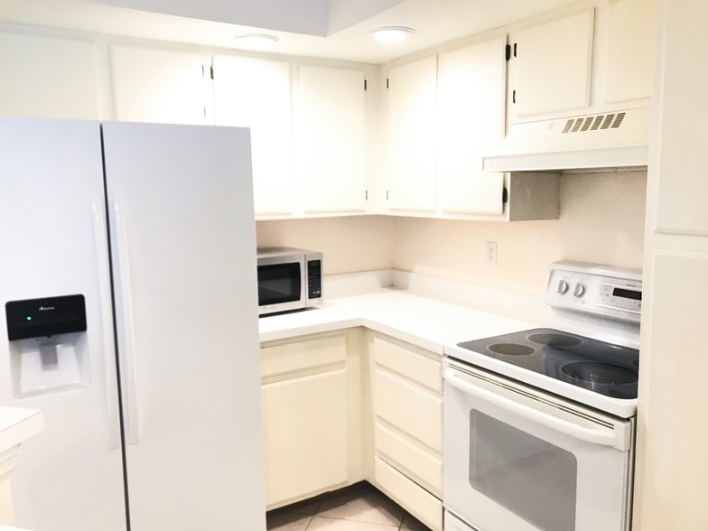 Comfortable Kitchen - 437 Vista Isles Dr