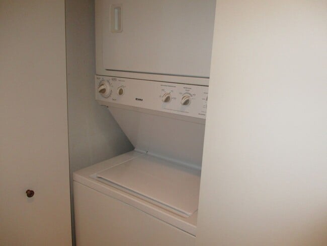 Building Photo - Desirable River Colony 2 Bedroom 2 Bath 3rd Floor Condo