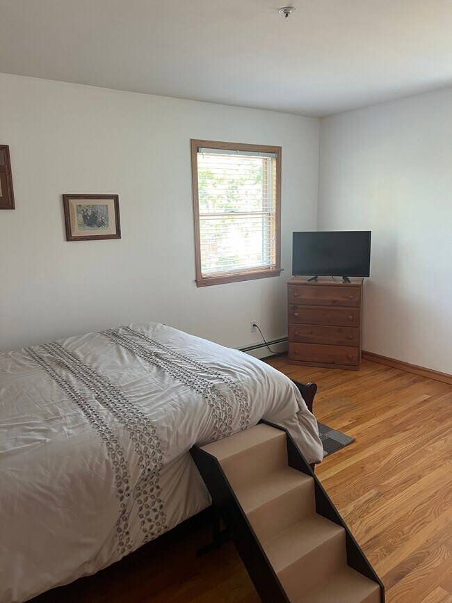 Building Photo - 33 Gainsborg Ave E