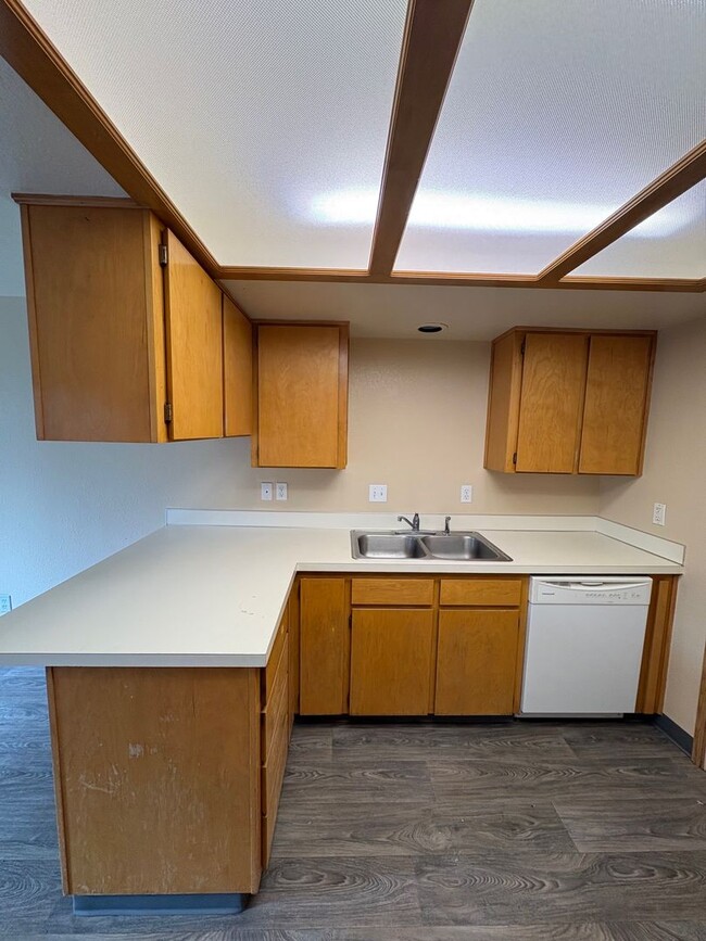 Building Photo - 00720-1096/1098 W. Regis St.