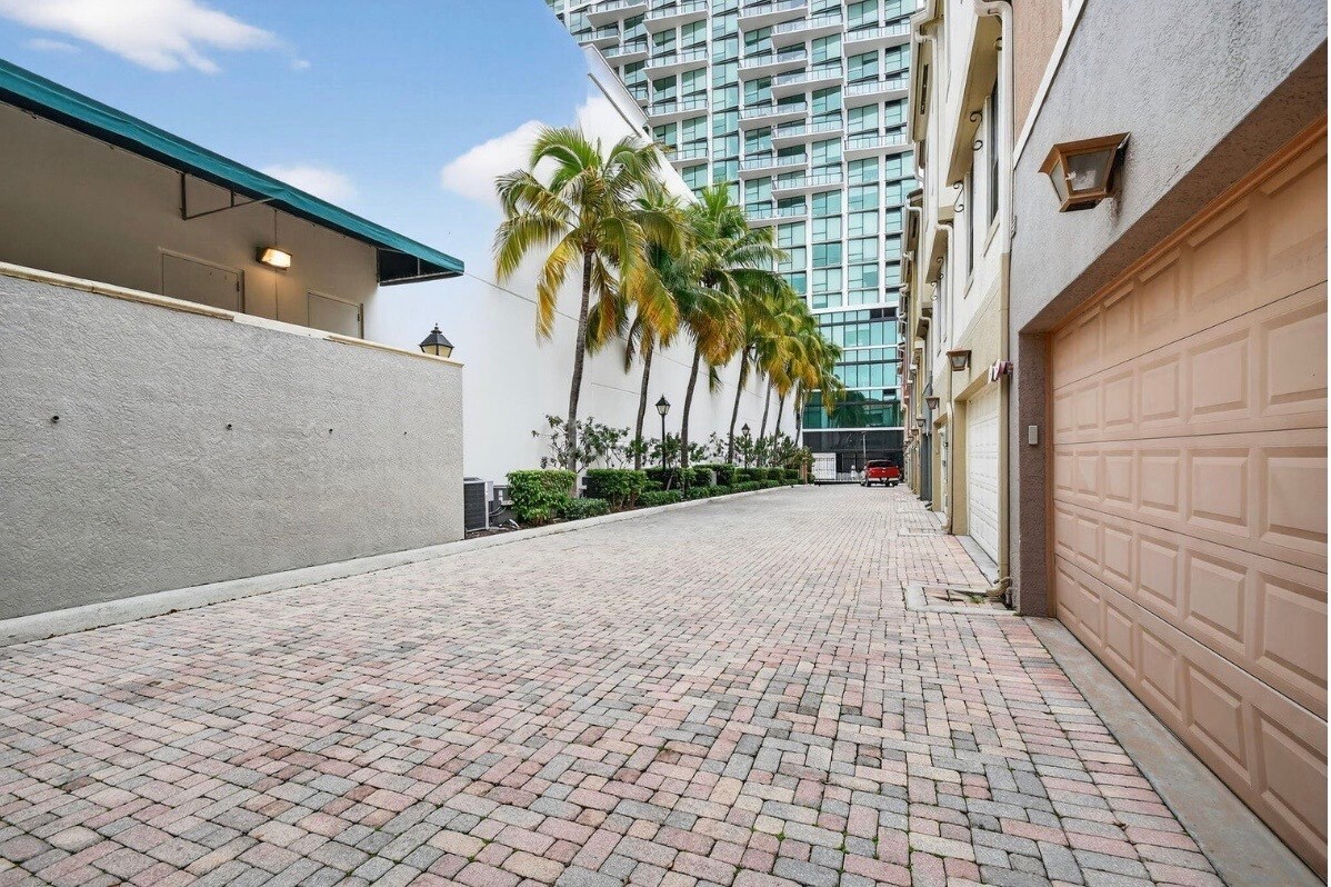 Building Photo - 695 Hibiscus St