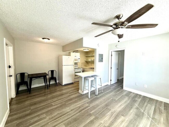 Building Photo - 820 NE 17th Ave