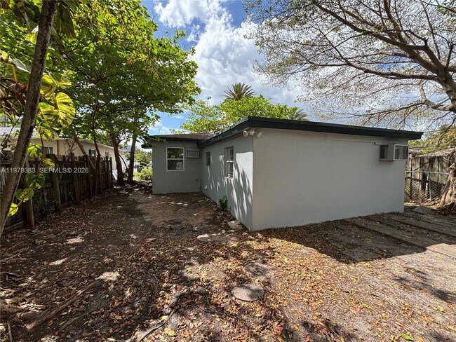 Building Photo - 825 NE 7th St