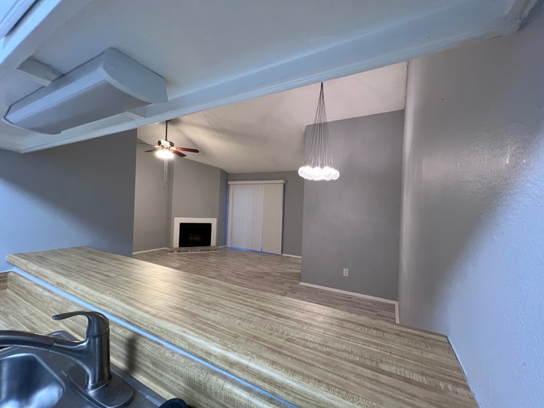 Building Photo - 7076 N Holiday Dr