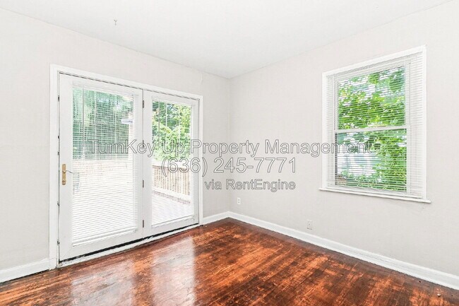 Building Photo - 10175 Cloverdale Dr