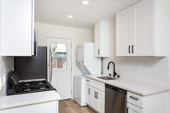 Building Photo - **PRICE REDUCED!** Amazing Renovated 1-BR ...