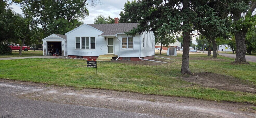 Building Photo - 205 Elm St