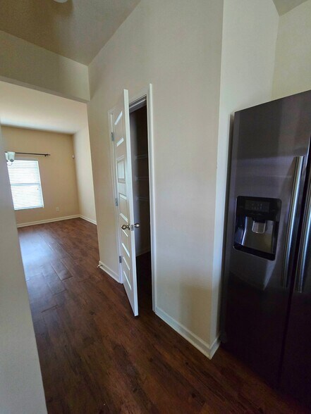 Building Photo - 245 Silver Willow Walk