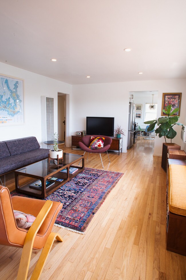Living Area - 725 Echo Park Ter