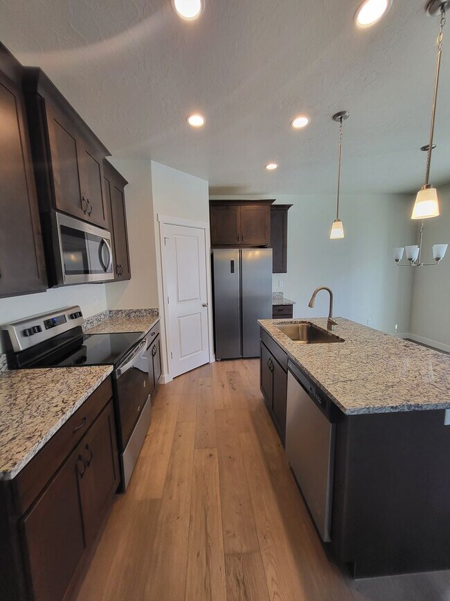 Building Photo - 6 Brand New Townhomes