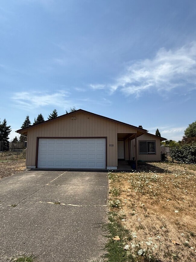 Building Photo - Charming 3-Bedroom, 2-Bathroom with Large ...