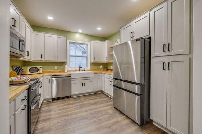 Building Photo - 216 3rd St