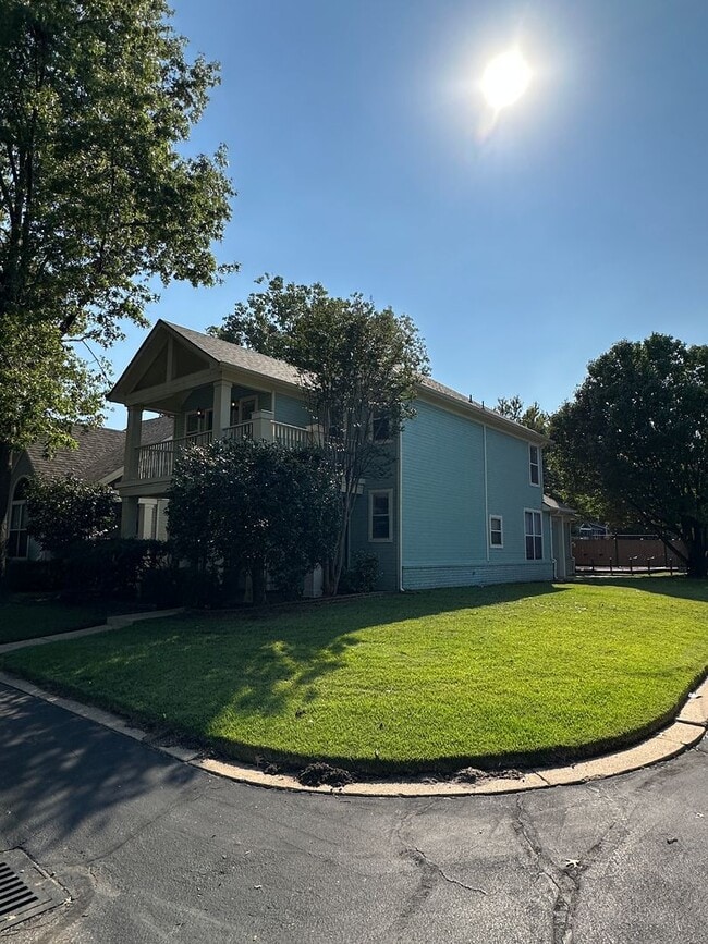 Building Photo - Beautiful 3br/2.5ba home in Harbor Town! B...