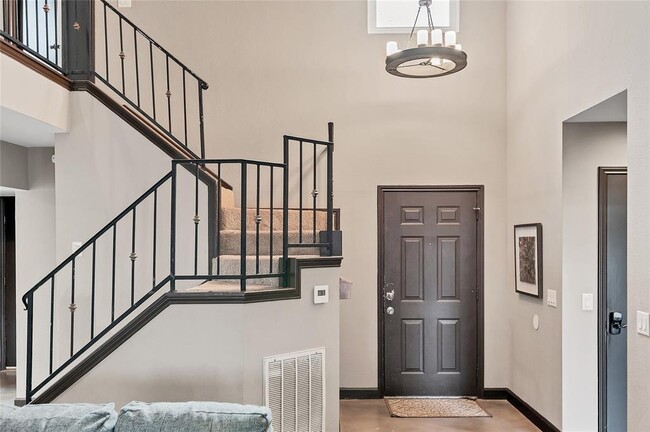 Building Photo - 901 Oakcrest Cir