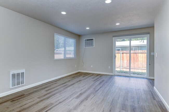 Building Photo - Beautifully Renovated 2 Bed, 1 Bath Townhouse – Available July 1st!