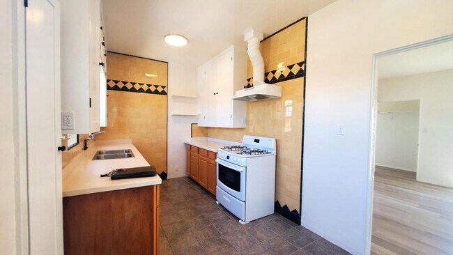 Interior Photo - 1212 - 1218 S Harvard Blvd