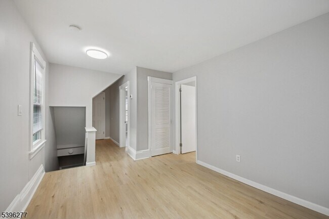 Building Photo - 176 Valley St