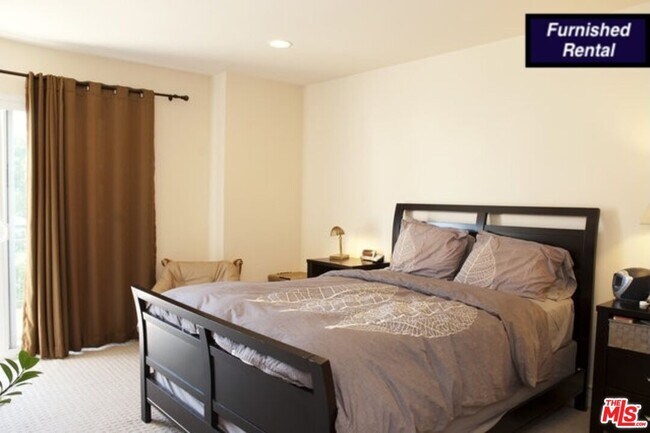 Building Photo - 1319 N Detroit St