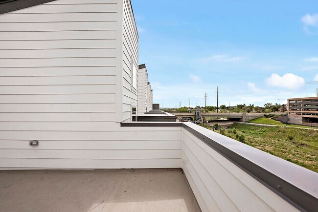 Building Photo - New 2 bed 2.5 bath Townhouse at Overlook Station