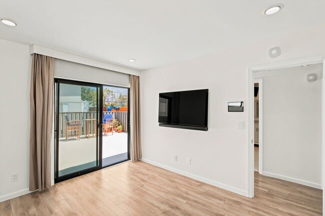 Building Photo - Privateer Duplex