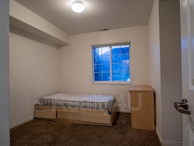 Building Photo - 108 W 1230 N St