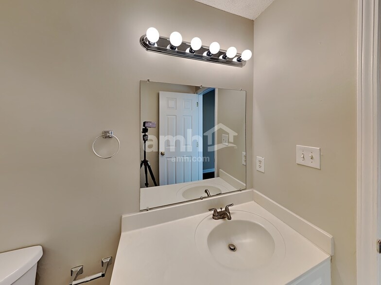 Building Photo - 14821 Ashlight Dr