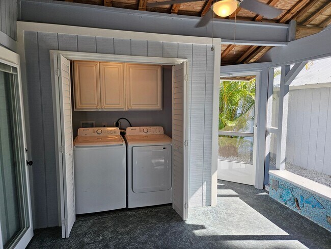 Building Photo - Annual Unfurnished 3 Bedroom 2 Bathroom Si...