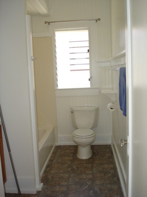 Building Photo - Charming 3 bedroom, 1 bath house with gara...