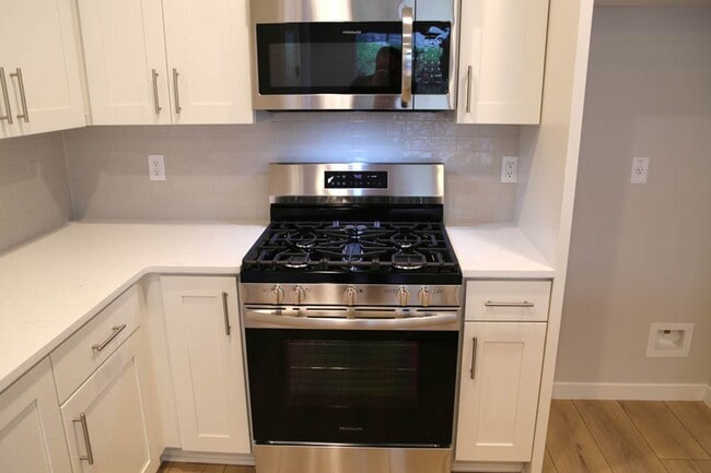 Building Photo - New 3 bed 2.5 Bath Townhome Ready for You!