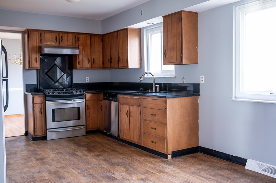 Building Photo - 10737 Silverbrook Dr