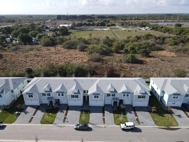 Building Photo - 586 Salisbury Cir