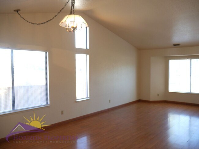 Building Photo - Bright 3 Bed 2 Bath 1,477 Sq. Ft. Sacramen...