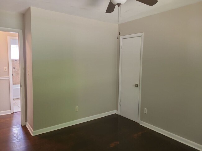 Building Photo - 4 Bedroom 2 Bath Move In Ready!