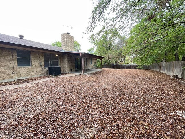 Building Photo - 1404 E Vardeman Ave