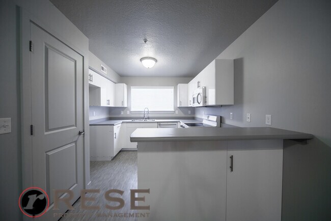 Building Photo - Beautiful Modern Orem Condo w free interne...