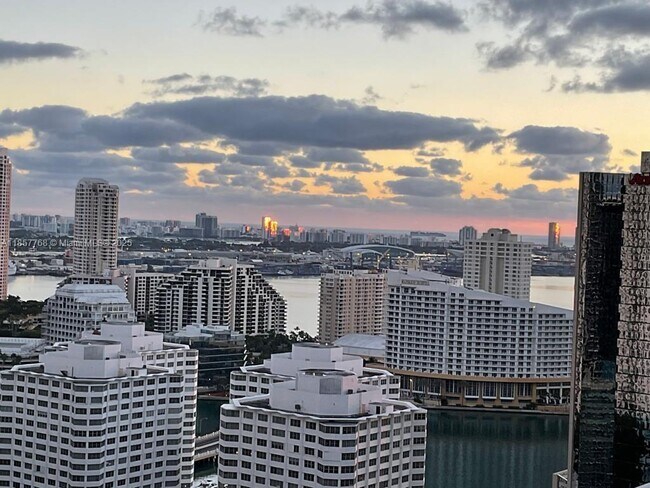 Building Photo - 1060 Brickell Ave