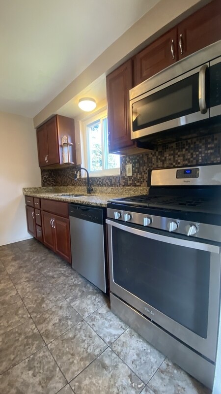 Building Photo - 121 Lois Dr